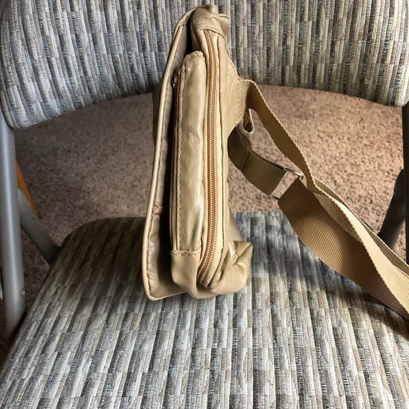 NWOT-Buxton Tan Leather Crossbody Leather Purse - Picture 5 of 8